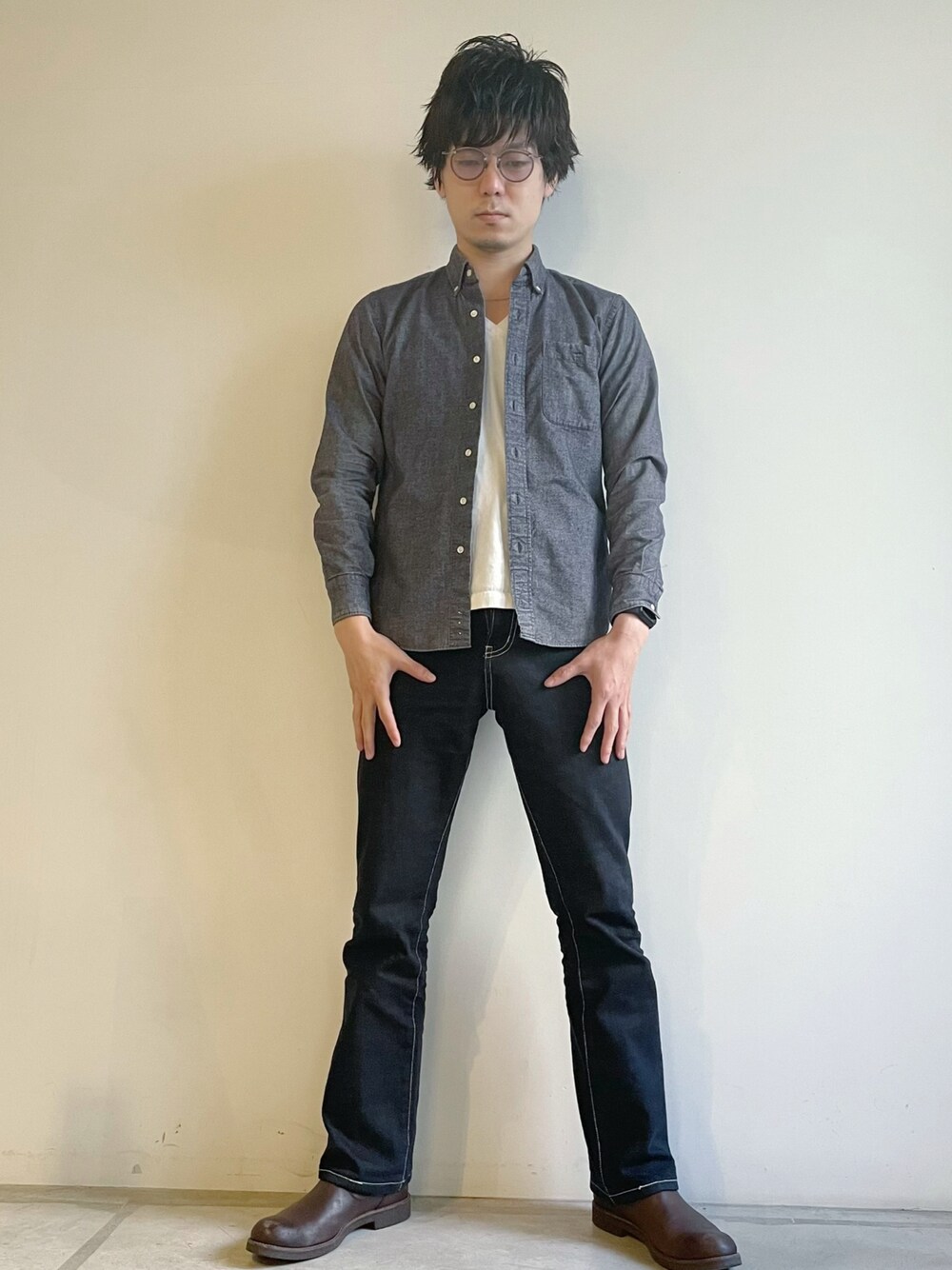 ブルー系のデニムパンツ、ホワイト系のTシャツ/カットソー、ブラウン系のブーツを着用したメンズの秋コーディネートの1枚目の写真