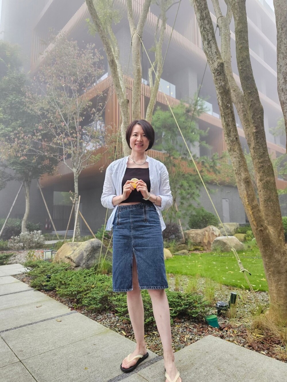 「阿里山」｜「DKNY DONNA KARAN NEW YORKのアイテム（デニムスカート、ブルー系）」を使った、Vanessaさん（レディース・170cm）の冬コーディネートの1枚目の写真