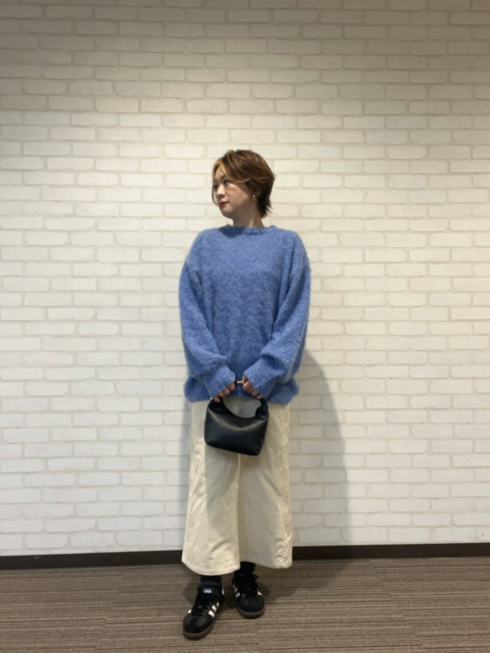 「秋服、コーデュロイスカート、起毛ニット、ブルーコーデ、スカート、オフホワイト、スカートコーデ」｜「Lugnoncureの起毛プルオーバーニット（ニット/セーター、ブルー系）」を使った、YUKIさん（レディース・160cm）の秋コーディネートの1枚目の写真