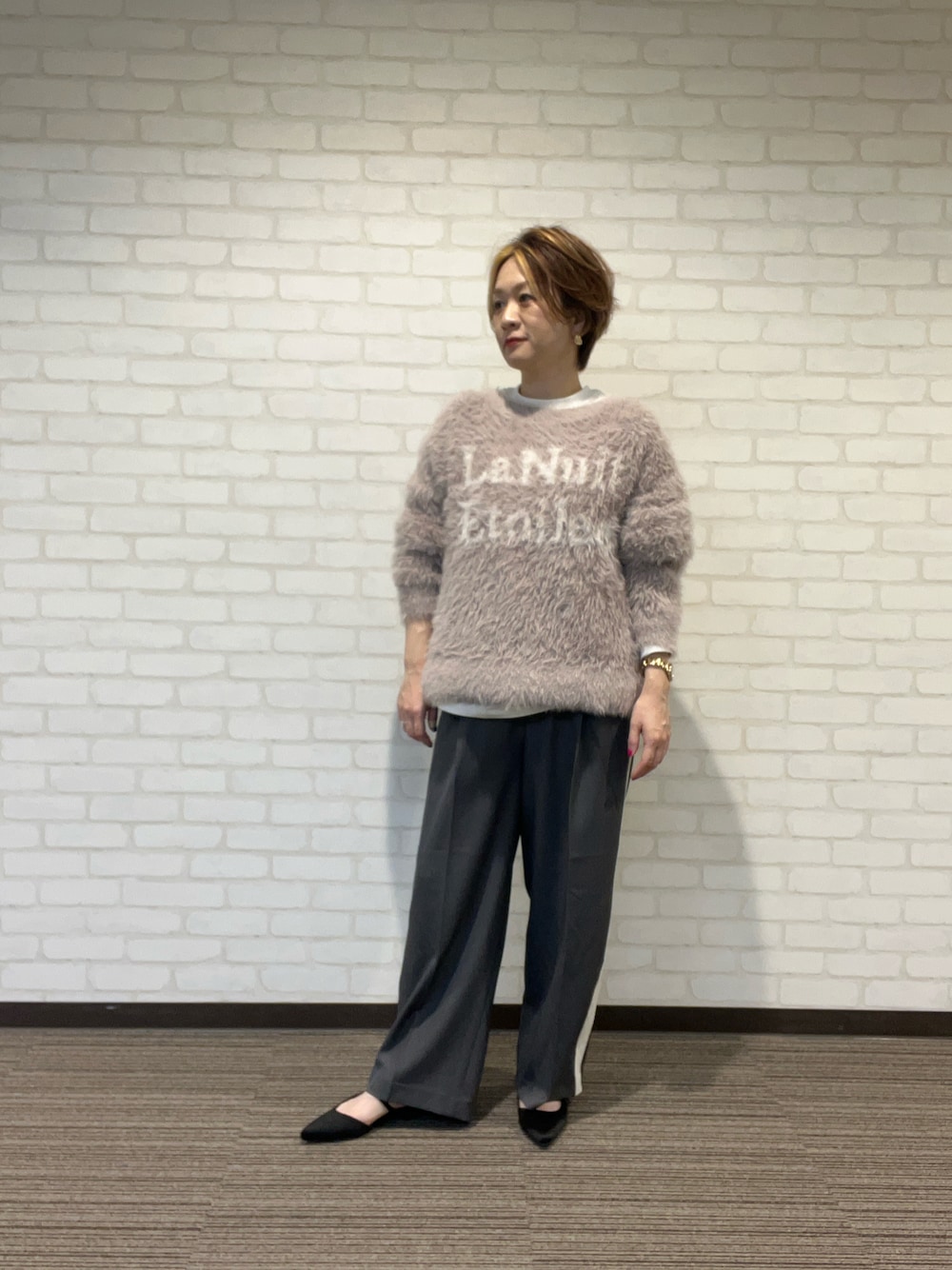「お出かけコーデ、テチチテラス、サイドライン、シャギーニット、甘くない、パンツスタイル、ニット、かさねぎ」｜「Te chichi TERRASSEのシャギーロゴニット（ニット/セーター、ブラウン系）」を使った、YUKIさん（レディース・160cm）の秋コーディネートの1枚目の写真