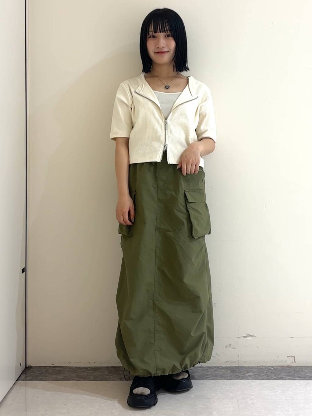 「低身長、メンズライク、ベーシック/シンプル、ローリーズスタイル_LOWRYS FARM、LOWRYS FARM、カジュアル、カジュアルコーデ、大人女子カジュアル_LOWRYS FARM、大人カジュアル、春コーデ、春アウター、春色、春服みてみて、夏コーデ、着痩せ・細見え」｜「LOWRYS FARMのレースアップスポサン　104934（サンダル、ブラック系）」を使った、anzさん（レディース・148cm）の夏コーディネートの1枚目の写真