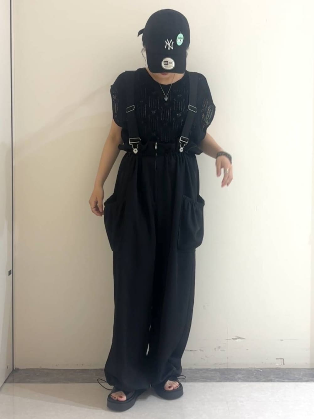 「低身長、メンズライク、ベーシック/シンプル、ローリーズスタイル_LOWRYS FARM、LOWRYS FARM、カジュアル、カジュアルコーデ、大人女子カジュアル_LOWRYS FARM、大人カジュアル、着痩せ・細見え、着痩せ、サロペット、ニット、夏コーデ、キャップ」｜「LOWRYS FARMのハートガラスネックレス 117828（ネックレス、ブラック系）」を使った、anzさん（レディース・148cm）の夏コーディネートの1枚目の写真