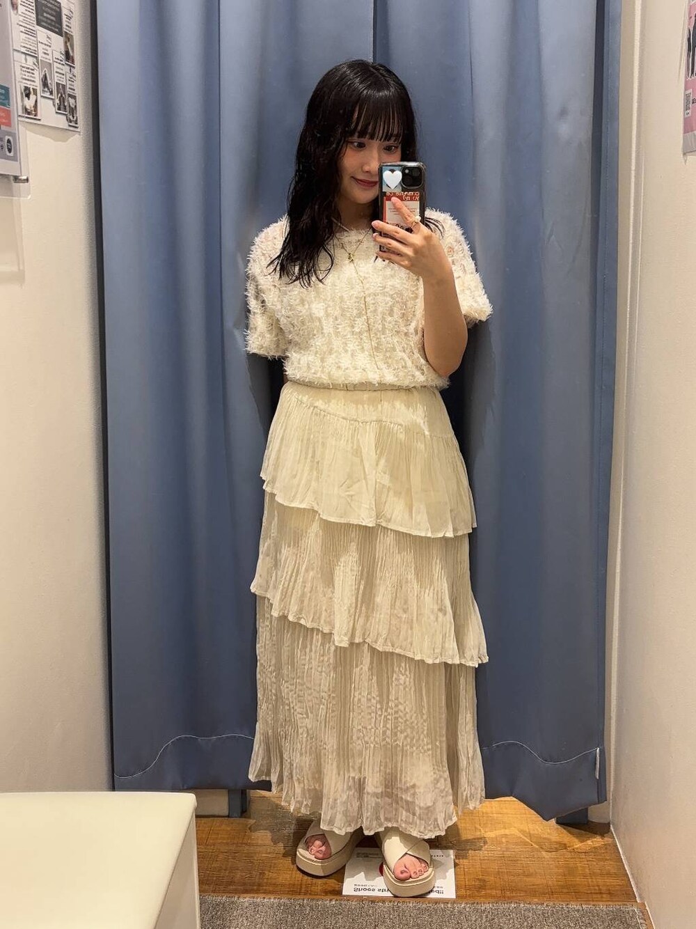 ホワイト系のサンダル、ホワイト系のTシャツ/カットソー、ホワイト系のスカートを着用したレディースの春コーディネートの1枚目の写真