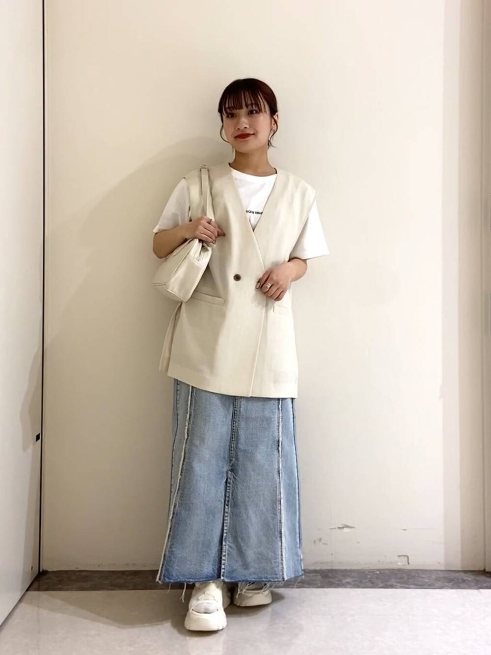 「カジュアル、大人カジュアル、低身長、メンズライク、ベーシック/シンプル、ローリーズスタイル_LOWRYS FARM、LOWRYS FARM、カジュアルコーデ、大人女子カジュアル_LOWRYS FARM、きれいめ、スカート、ロングスカート、春コーデ、春アウター、春色」｜「LOWRYS FARMのワイドボストンバック  102047（ハンドバッグ、ホワイト系）」を使った、anzさん（レディース・148cm）の春コーディネートの1枚目の写真