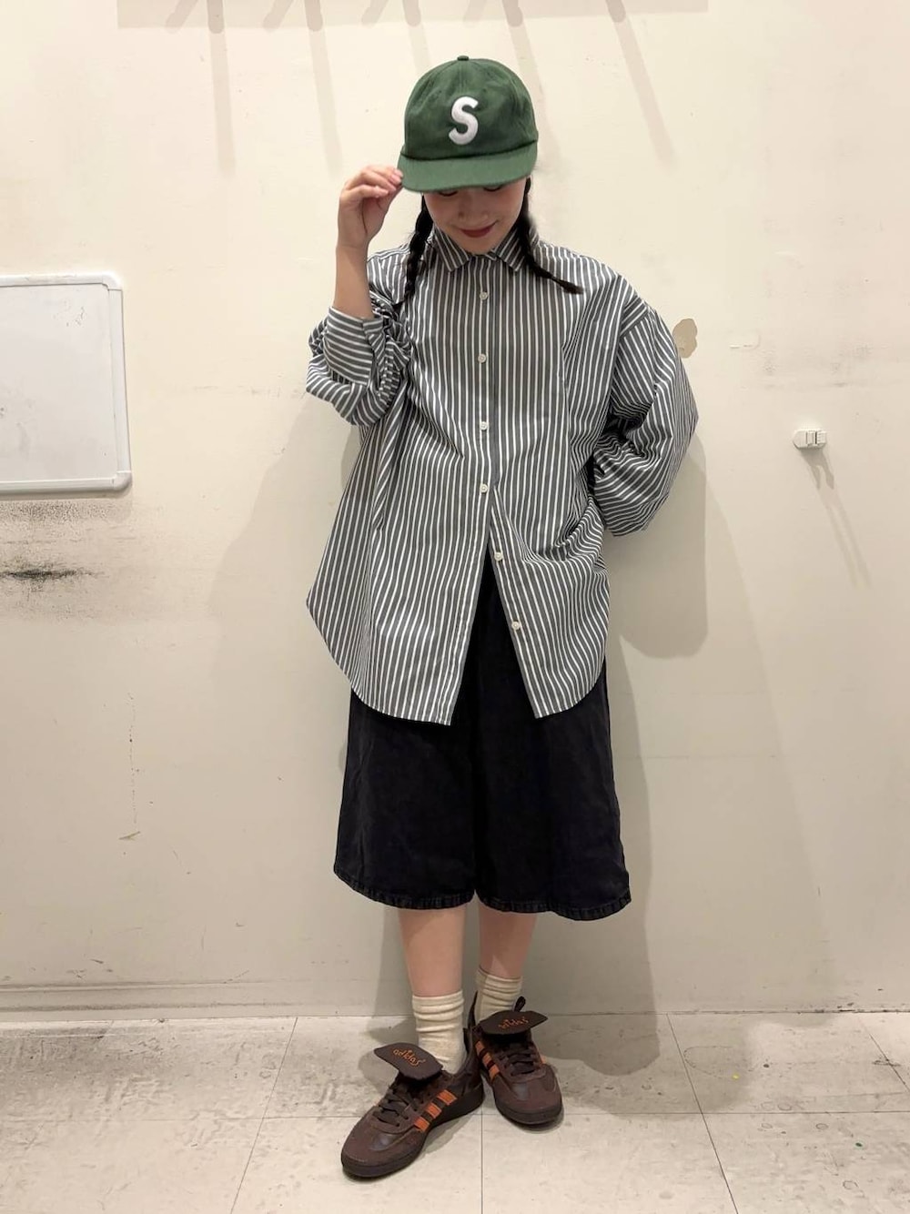 ブラック系のシャツ/ブラウス、ブラック系のデニムパンツを着用したレディースの春コーディネートの1枚目の写真