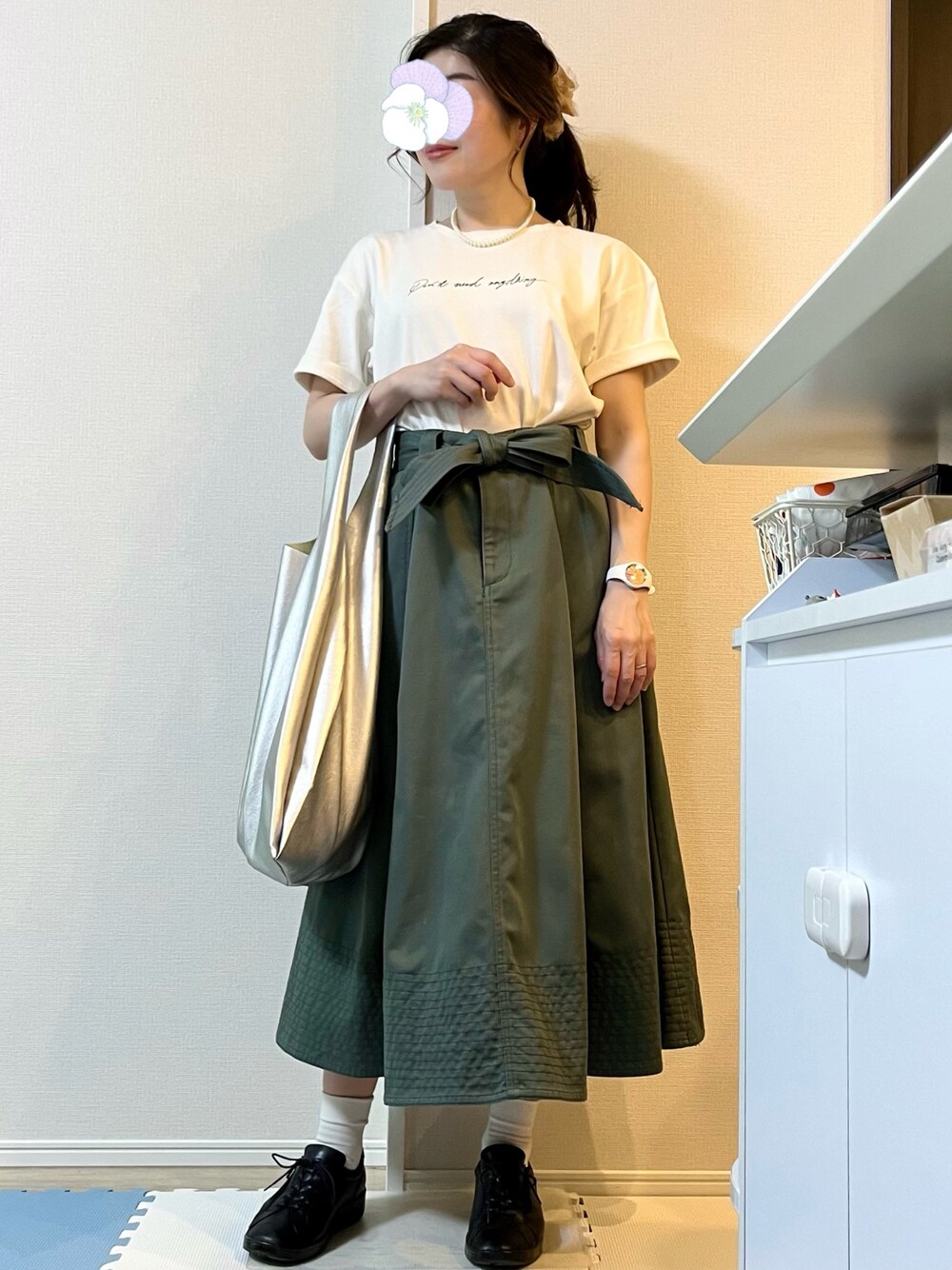 ホワイト系のTシャツ/カットソー、グリーン系のスカート、シルバー系のバッグを着用したレディースの春コーディネートの1枚目の写真