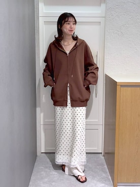 「LOWRYS FARM（ローリーズファーム）のＢＩＧＺＩＰフーディ　 452864（パーカー、ベージュ系）」を使った、MIKAさん（レディース・165cm）の夏コーディネート