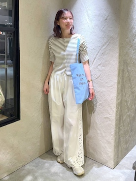「LOWRYS FARM（ローリーズファーム）のロゴプリントトート　636360（トートバッグ、ブルー系）」を使った、MIKAさん（レディース・165cm）の春コーディネート