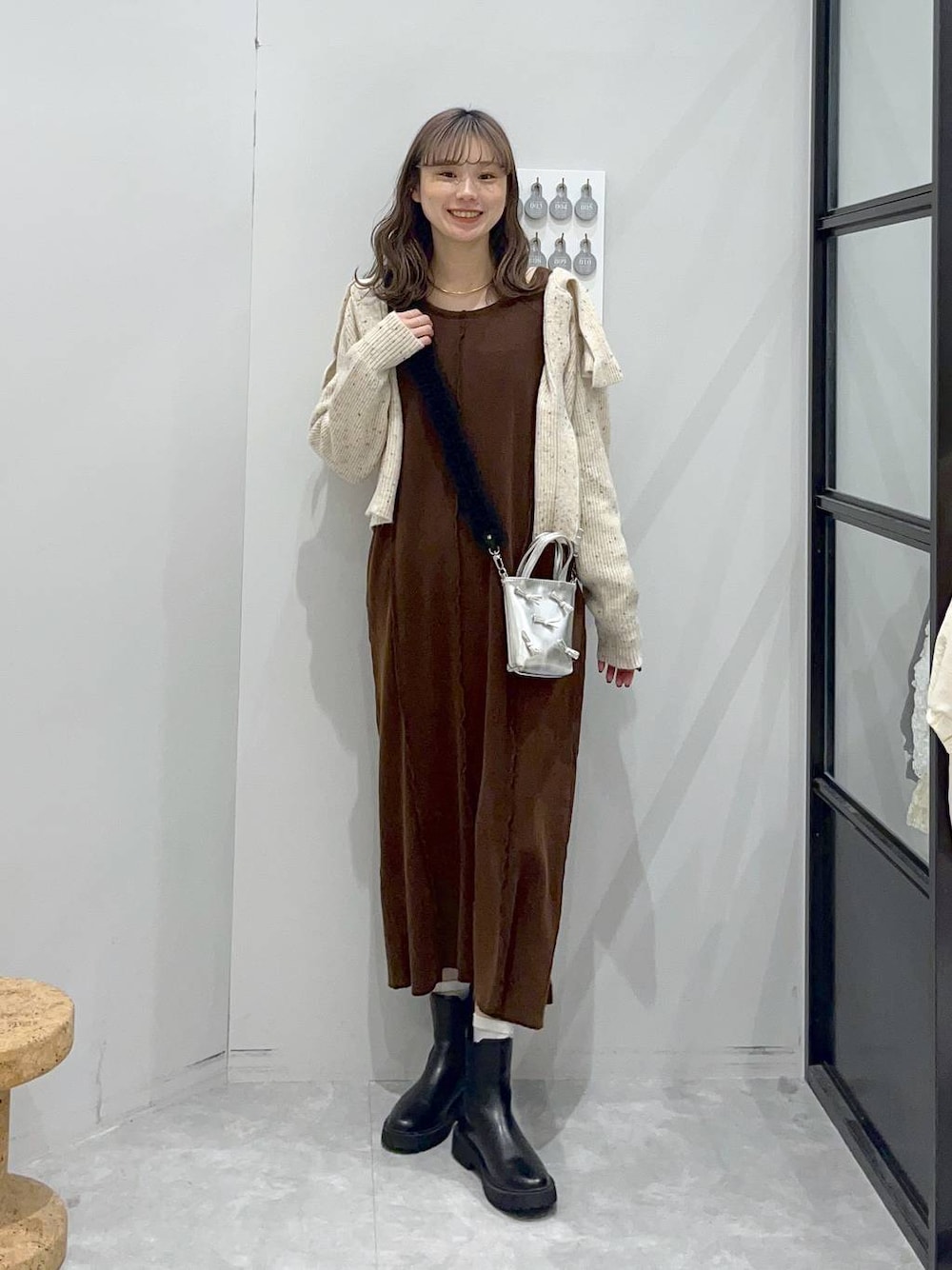 「体型カバー、着痩せ・細見え、ローリーズスタイル_LOWRYS FARM、ワンピース、秋コーデ、秋冬新作、ブーツ、ショートブーツ」｜「Me%のリボンポーチショルダー 103419（ショルダーバッグ、シルバー系）」を使った、MIKAさん（レディース・165cm）の秋コーディネートの1枚目の写真