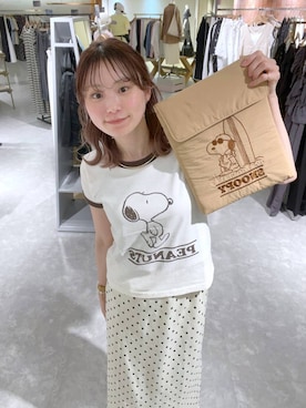 「LOWRYS FARM（ローリーズファーム）の【SNOOPY】PCケース　660774/GOODS（电脑・平板外壳、ベージュ系）」を使った、MIKAさん（レディース・165cm）の夏コーディネート