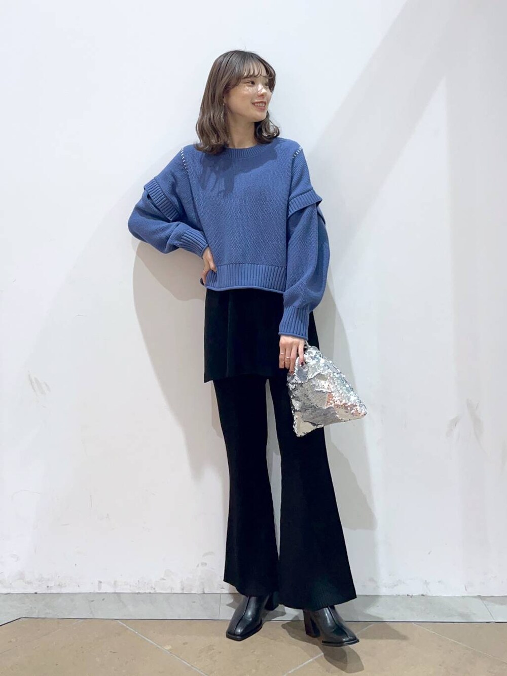 「体型カバー、着痩せ・細見え、ローリーズスタイル_LOWRYS FARM、カジュアル、ニット」｜「LOWRYS FARMの２ＷＡＹハンドＳライクプルオーバーＬＳ　967412（Tシャツ/カットソー、ブルー系）」を使った、MIKAさん（レディース・165cm）の冬コーディネートの1枚目の写真