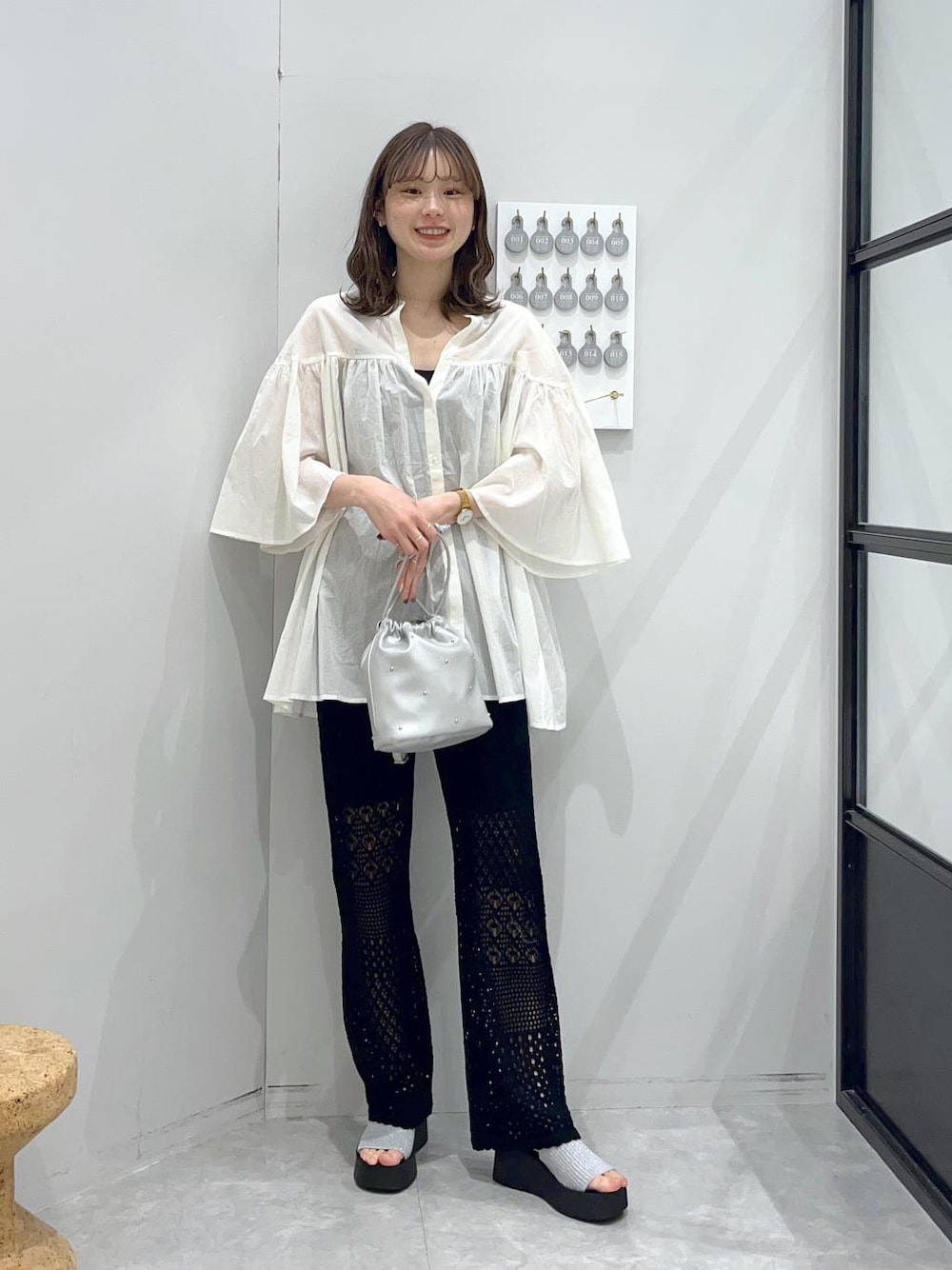 「ローリーズスタイル_LOWRYS FARM、夏コーデ、体型カバー、着痩せ・細見え」｜「LOWRYS FARMのニットクロシェパンツ 105931（その他パンツ、ブラック系）」を使った、MIKAさん（レディース・165cm）の春コーディネートの1枚目の写真