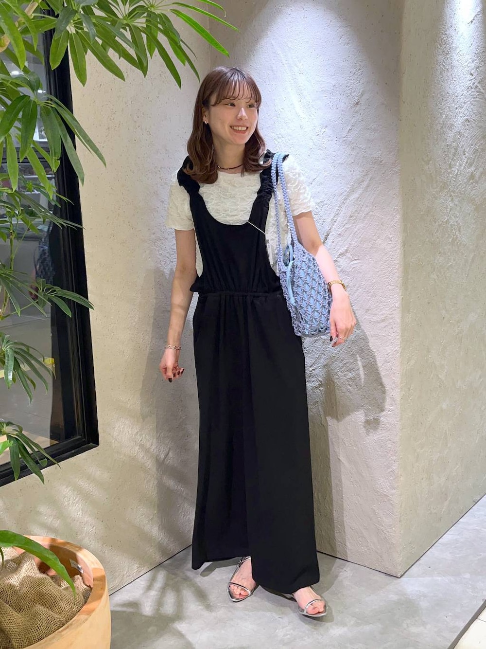 「体型カバー、着痩せ・細見え、ローリーズスタイル_LOWRYS FARM、カジュアルコーデ、きれいめカジュアル、サンダル、サロペット」｜「LOWRYS FARMのマクラメキンチャクツキトート　 284437（トートバッグ、ブルー系）」を使った、MIKAさん（レディース・165cm）の夏コーディネートの1枚目の写真