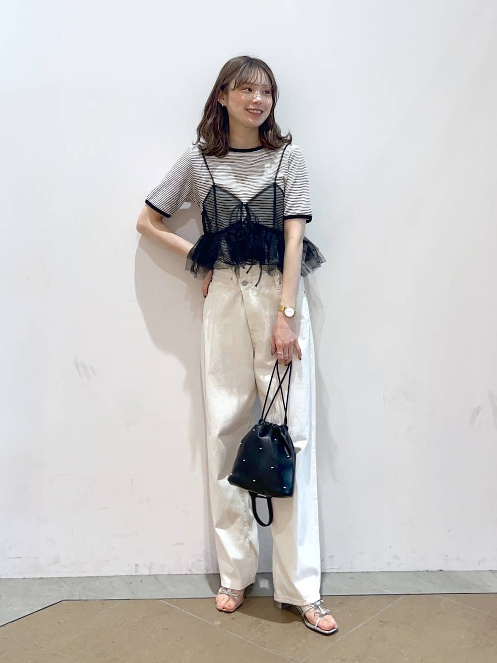 「体型カバー、着痩せ・細見え、ローリーズスタイル_LOWRYS FARM、デニムパンツ」｜「LOWRYS FARMのスタッズキンチャクショルダー 109910（ショルダーバッグ、ブラック系）」を使った、MIKAさん（レディース・165cm）の春コーディネートの1枚目の写真