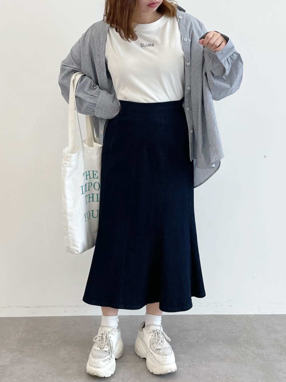 「Tシャツ、ストライプ、レイヤードスタイル、白スニーカー、マーメイドスカート、カジュアルコーデ、低身長女子」｜「SLURRのSLURRオーガニックコットンTシャツ（Tシャツ/カットソー、ブラック系）」を使った、SLURR(スラー)OFFICIALさん（レディース・153cm）の春コーディネートの1枚目の写真
