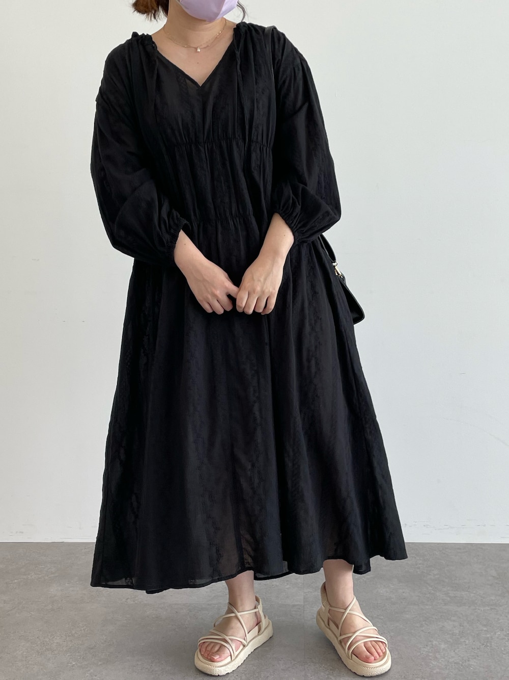 「ワンピース、大人カジュアル、ロングワンピース、カジュアルコーデ、オトナ女子、低身長女子」｜「SLURRの刺繍レースギャザーワンピース（ワンピース、ブラック系）」を使った、SLURR(スラー)OFFICIALさん（レディース・153cm）の春コーディネートの1枚目の写真
