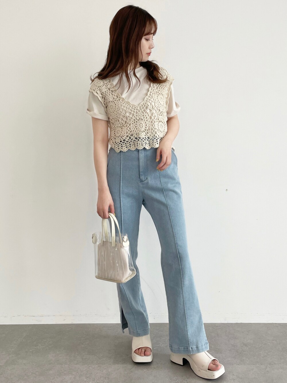 「Tシャツ、大人カジュアル、ビスチェ、お出かけコーデ、プチプラ、大人女子、夏コーデ、デニムコーデ、初夏コーデ」｜「SLURRのデニムフレアパンツ（デニムパンツ、ブルー系）」を使った、SLURR(スラー)OFFICIALさん（レディース・156cm）の夏コーディネートの1枚目の写真