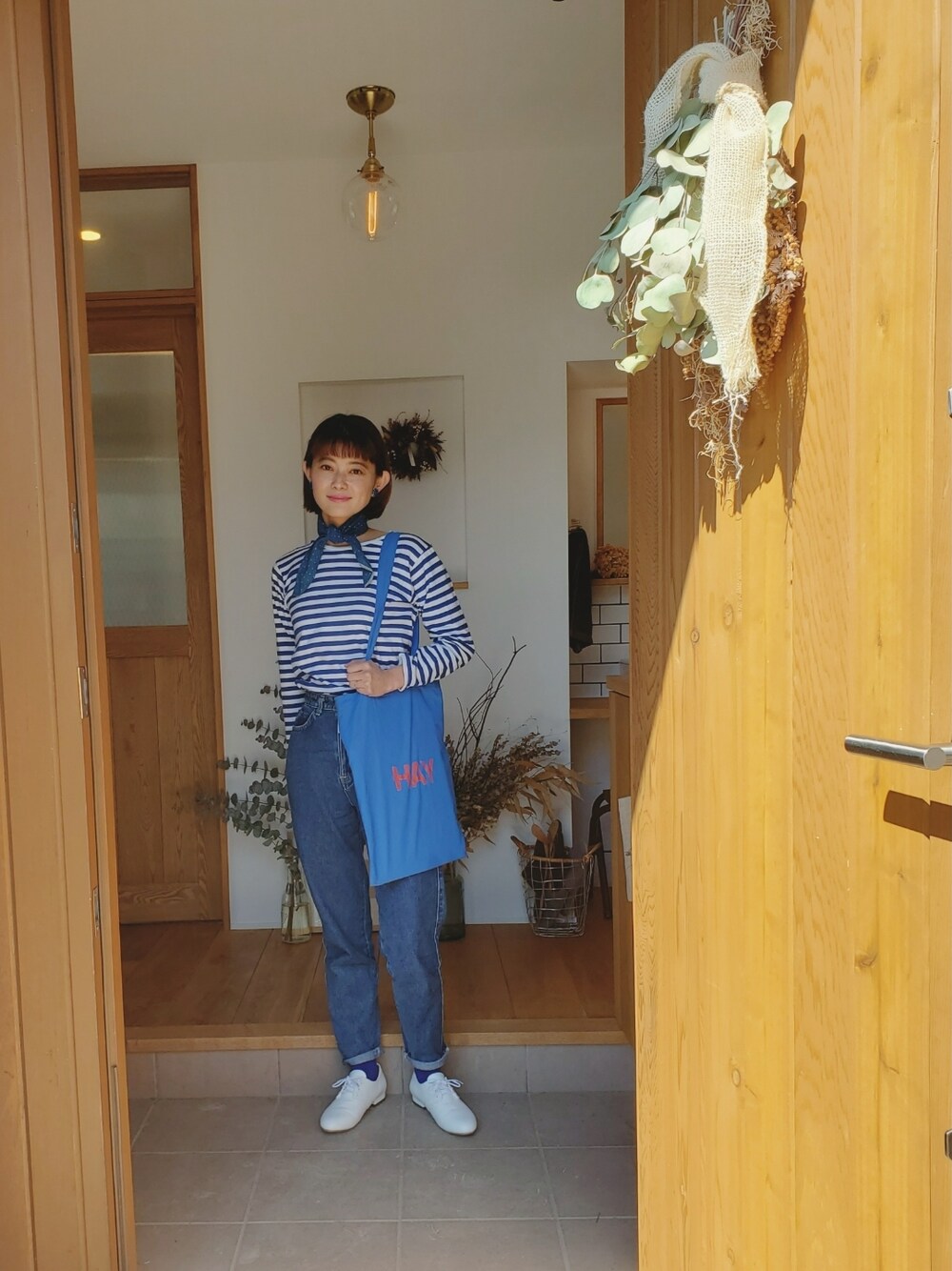 ブルー系のTシャツ/カットソー、ブルー系のトートバッグ、ブルー系のデニムパンツを着用したレディースの春コーディネートの2枚目の写真