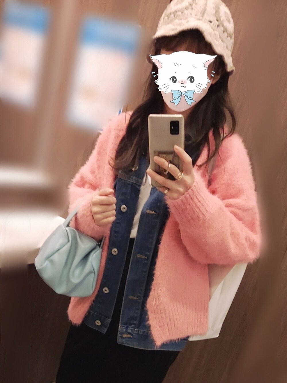 ブラック系のスニーカー、ブラック系のスカート、ピンク系のカーディガン/ボレロを着用したレディースの春コーディネートの2枚目の写真