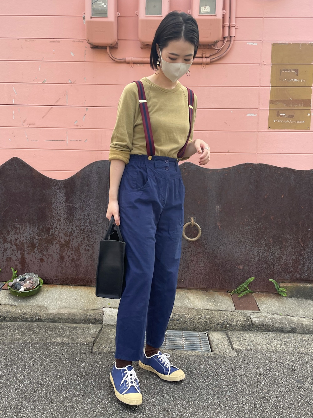 ベージュ系のTシャツ/カットソー、ブルー系のチノパンツ、ブルー系のスニーカーを着用したレディースの秋コーディネートの1枚目の写真