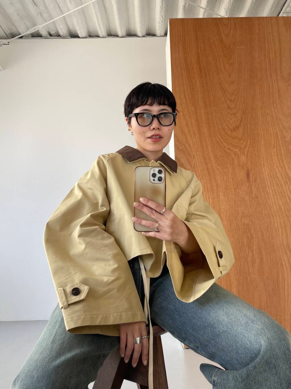 ブラック系のサンダル、ベージュ系のその他アウターを着用したレディースの冬コーディネートの1枚目の写真