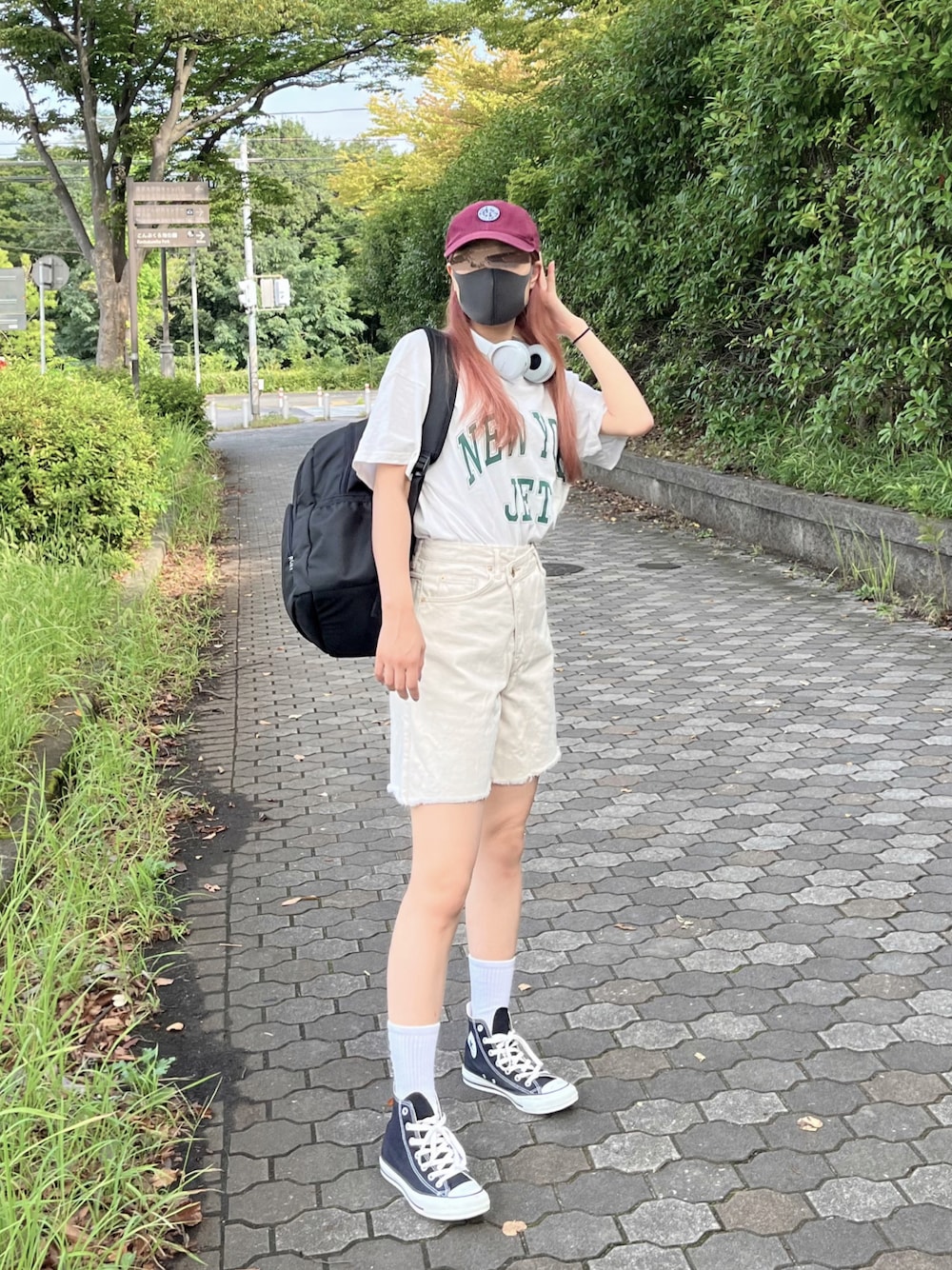 「カジュアル、ハーフパンツ、ストリート、コンバース、スニーカー、リュック、ロゴT、ロゴ、キャップ、白ソックス、白Tシャツ、Tシャツ、パンツスタイル、ワントーンコーデ、デニム」｜「ROXYのGO OUT/ロキシー バックパック リュックサック（バックパック/リュック、ブラック系）」を使った、たんさん（レディース・163cm）の秋コーディネートの1枚目の写真