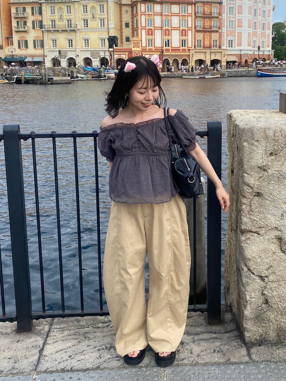 グレー系のシャツ/ブラウス、ベージュ系のその他パンツを着用したレディースの夏コーディネートの1枚目の写真