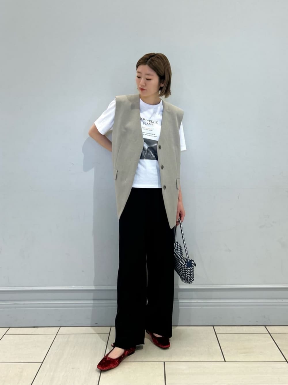 「ベーシック/トラッド、ビジネス、ジャケット、ベスト、秋服、秋コーデ、BEAUTY&YOUTH」｜「BEAUTY&YOUTH UNITED ARROWSのツイル カラーレスベスト（ベスト、ベージュ系）」を使った、竹口（takeguchi）さん（レディース・159cm）の夏コーディネートの1枚目の写真