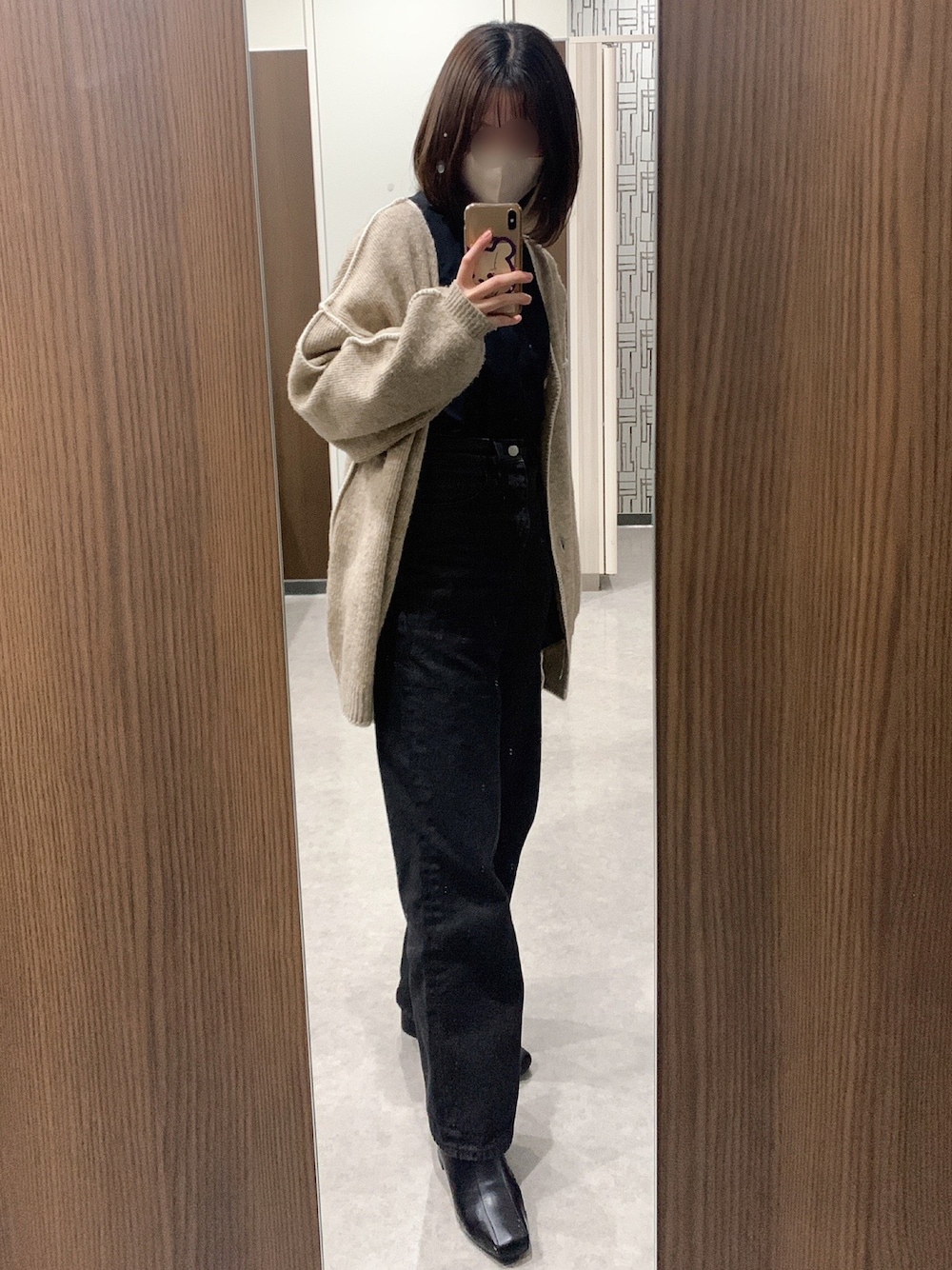 「デニムパンツ、ダメージデニムパンツ、カーディガン、ブラックコーデ」｜「WHO'S WHO galleryのフラワーデザインデニム（デニムパンツ、ブラック系）」を使った、マホさん（レディース・159cm）の秋コーディネートの1枚目の写真