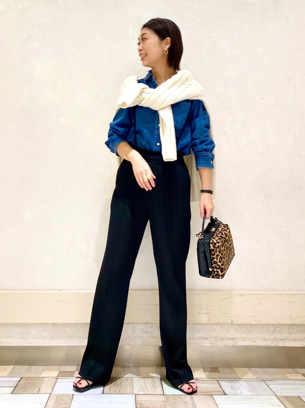 「レオパード、サスペンダーパンツ、Rouge vif la cle(Rouge vif la cle)、ルージュ･ヴィフ ラクレ(Rouge vif la cle)、オトナカジュアル、秋コーデ、秋先取りコーデ、ニットコーデ、Rougevif、ルージュヴィフ」｜「Rouge vifのデニムシャツ（シャツ/ブラウス、ブルー系）」を使った、shimakoさん（レディース・159cm）の秋コーディネートの1枚目の写真
