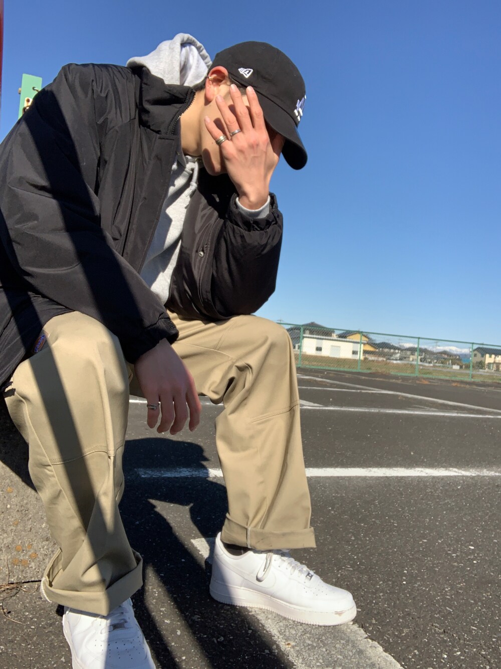 「ストリートコーデ、スニーカー、パーカー、冬、今日のコーデ、ディッキーズ(Dickies)、カーハート、ニューエラ、キャップ」｜「Dickiesのアイテム（チノパンツ、ベージュ系）」を使った、くまぴょんさん（メンズ・176cm）の冬コーディネートの1枚目の写真