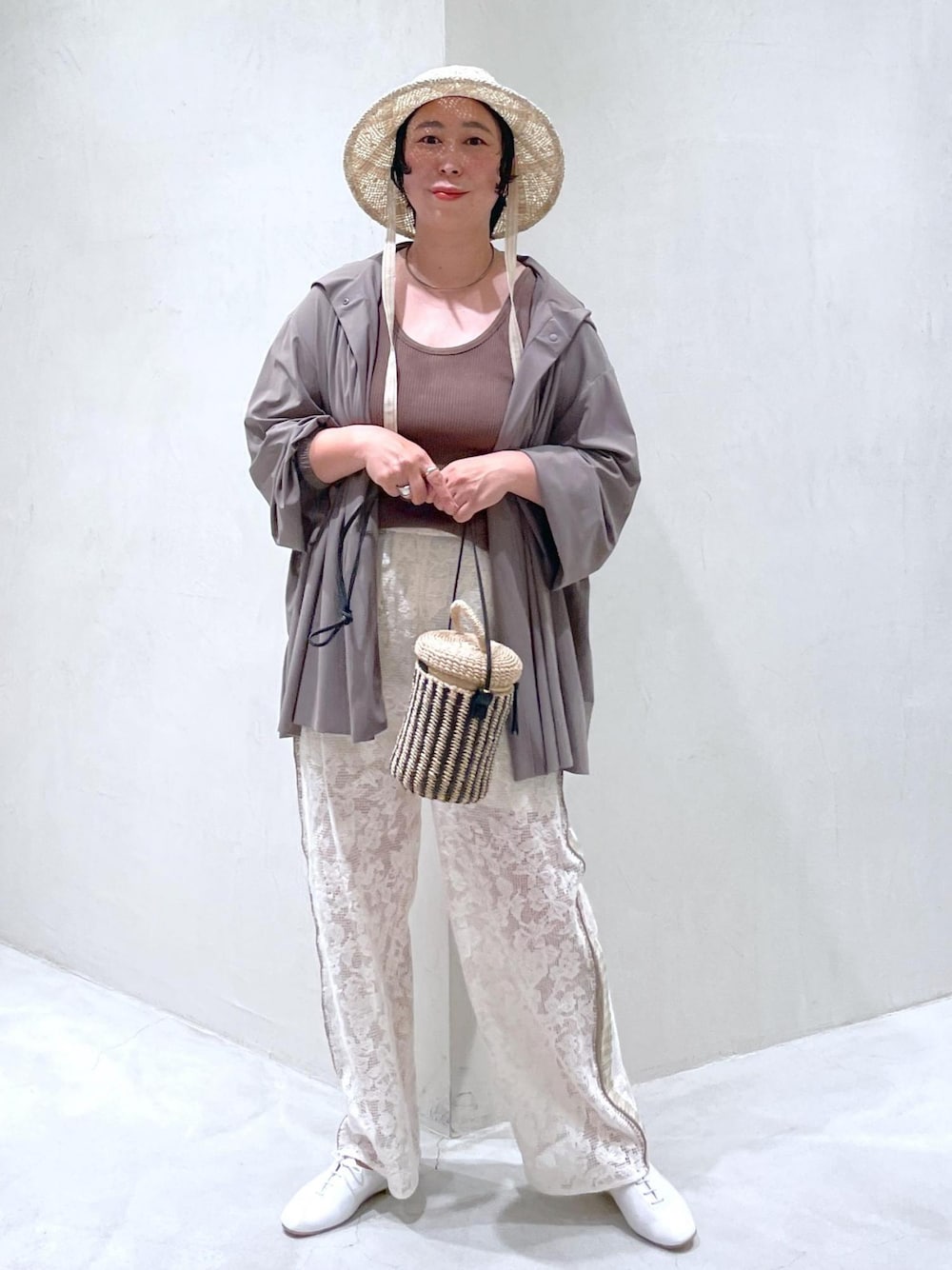 ホワイト系のその他シューズ、ホワイト系のショルダーバッグ、ホワイト系のその他パンツを着用したレディースの夏コーディネートの1枚目の写真