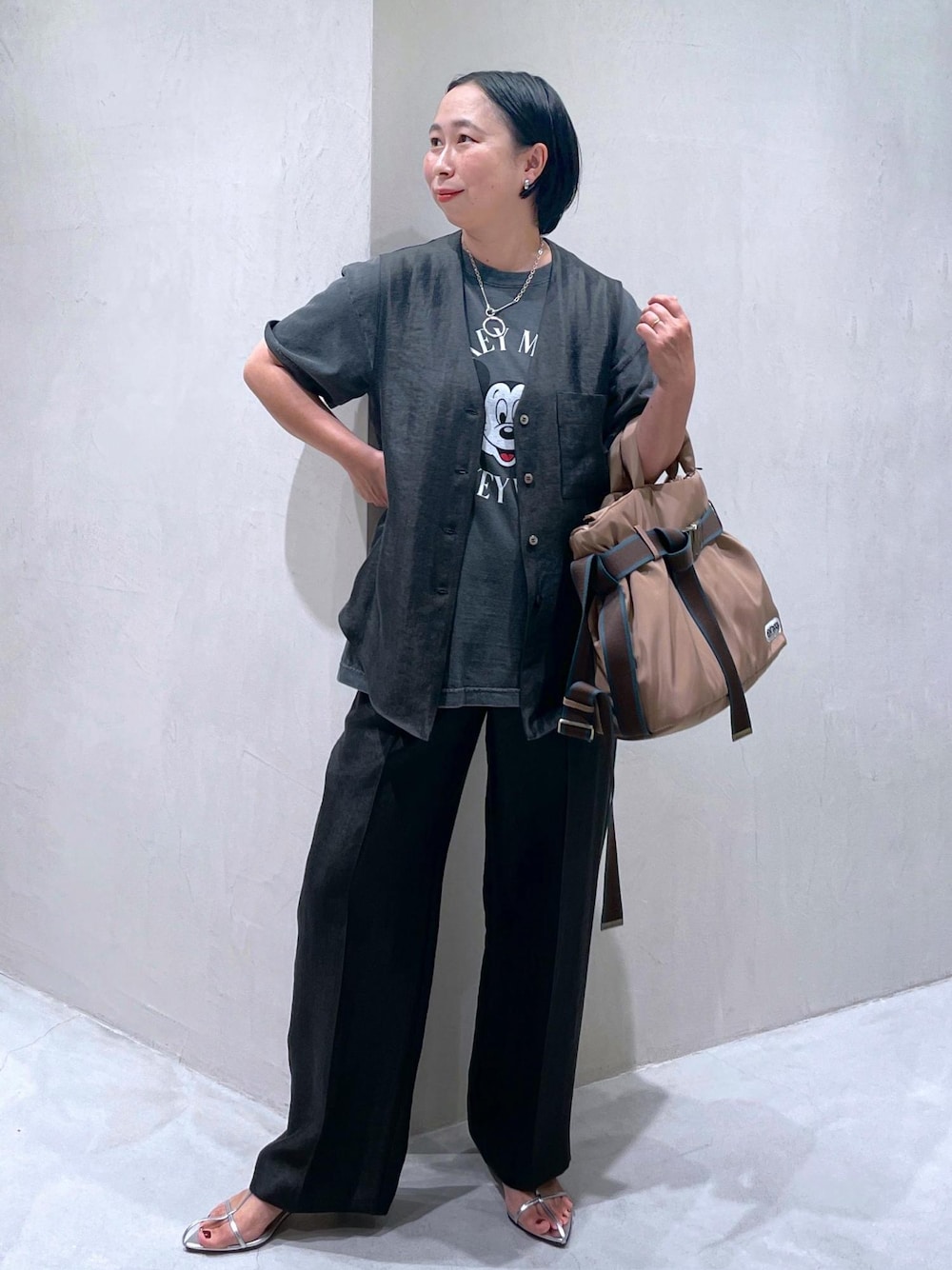 「ショルダーバッグ、ハンドバッグ、トートバッグ、ブラック、Tシャツ、ロゴ、半袖、クルーネック、プリント、パンツ、ワイド、十分丈、ストレート、スラックス、サンダル」｜「SALON adam et rope'の【BRENTELLA（ブレンテッラ）】アンクルストラップサンダル（サンダル、シルバー系）」を使った、azukiさん（レディース・154cm）の夏コーディネートの1枚目の写真