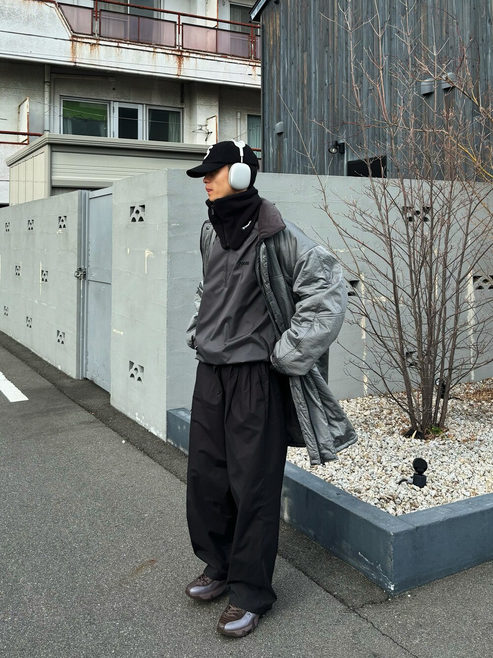 「春のおしゃ見えテクニック」｜「Supreme のアイテム（キャップ、ブラック系）」を使った、巽さん（メンズ・176cm）の春コーディネートの1枚目の写真