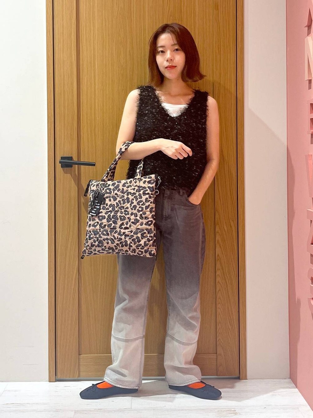 「bijorie、着痩せ・細見え、差し色コーデ、体型カバー、ママコーデ、骨格ナチュラル、カジュアル、旅行、BAYFLOW、カジュアルコーデ、ベイフローのデニム _BAYFLOW、秋冬新作、ドットエスティトレンド、カップ付きインナー、ベスト」｜「BAYFLOWの[トレンドライク]ブリーチジーンズ（デニムパンツ、ブラック系）」を使った、Ayamiさん（骨格ナチュラル・レディース・158cm）の夏コーディネートの1枚目の写真