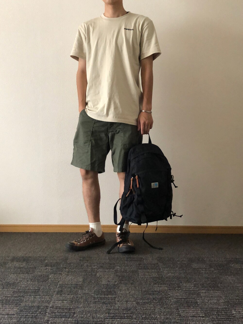 「夏コーデ、シンプルコーデ、夏だ！Tシャツ着よう！、コンバース、ショートパンツ、ショーツ、パタゴニア」｜「karrimorのアイテム（バックパック/リュック、ブラック系）」を使った、raiさん（メンズ・168cm）の夏コーディネートの1枚目の写真