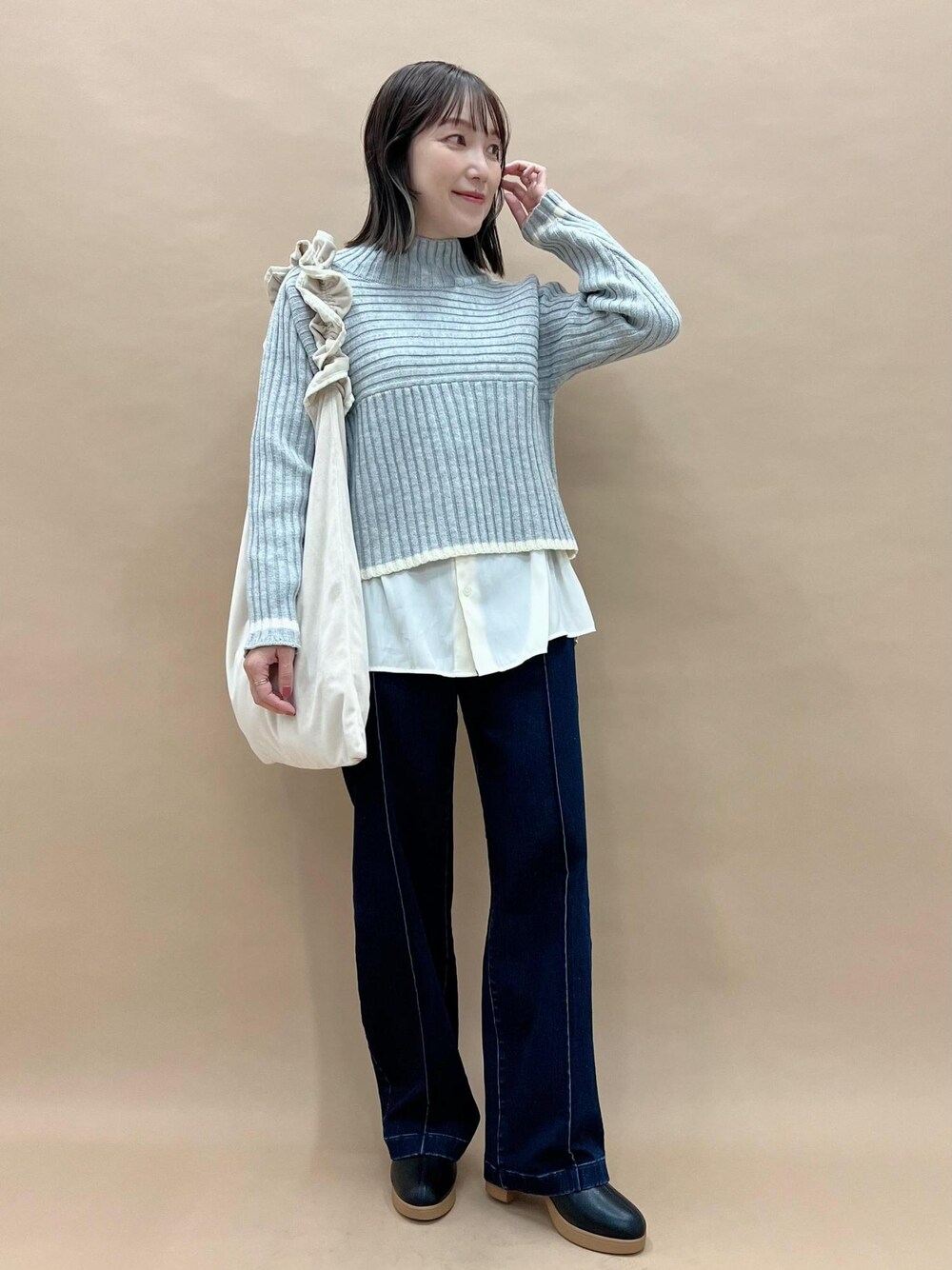 「低身長コーデ、コラボ、コヒナコラボ、COHINA、COHINAコラボ、ハイネック、タートルネック、タートル、リボン、レイヤード、レイヤードコーデ、デニム、デニムコーデ、フリル、ブーツ」｜「ROPE' PICNICの【WEB限定カラー:グリーン】A4対応/2WAYフリルベロアワンショルダーバッグ（ショルダーバッグ、ホワイト系）」を使った、mai*さん（レディース・148cm）の秋コーディネートの1枚目の写真