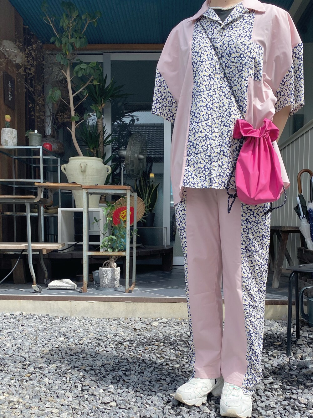 「セットアップ、花柄パンツ、RRR」｜「apres jour mignonのナイロン巾着バッグ【ZOZOTOWN限定アイテム】（ショルダーバッグ、ピンク系）」を使った、結さん（レディース・164cm）の夏コーディネートの1枚目の写真