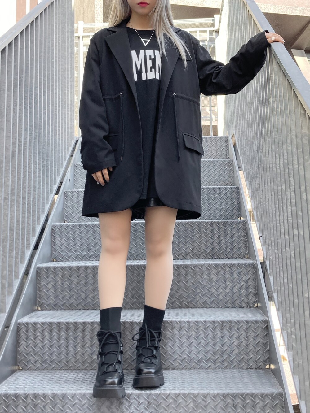 ブラック系のテーラードジャケット、ブラック系のTシャツ/カットソー、ブラック系のその他パンツを着用したレディースの冬コーディネートの1枚目の写真