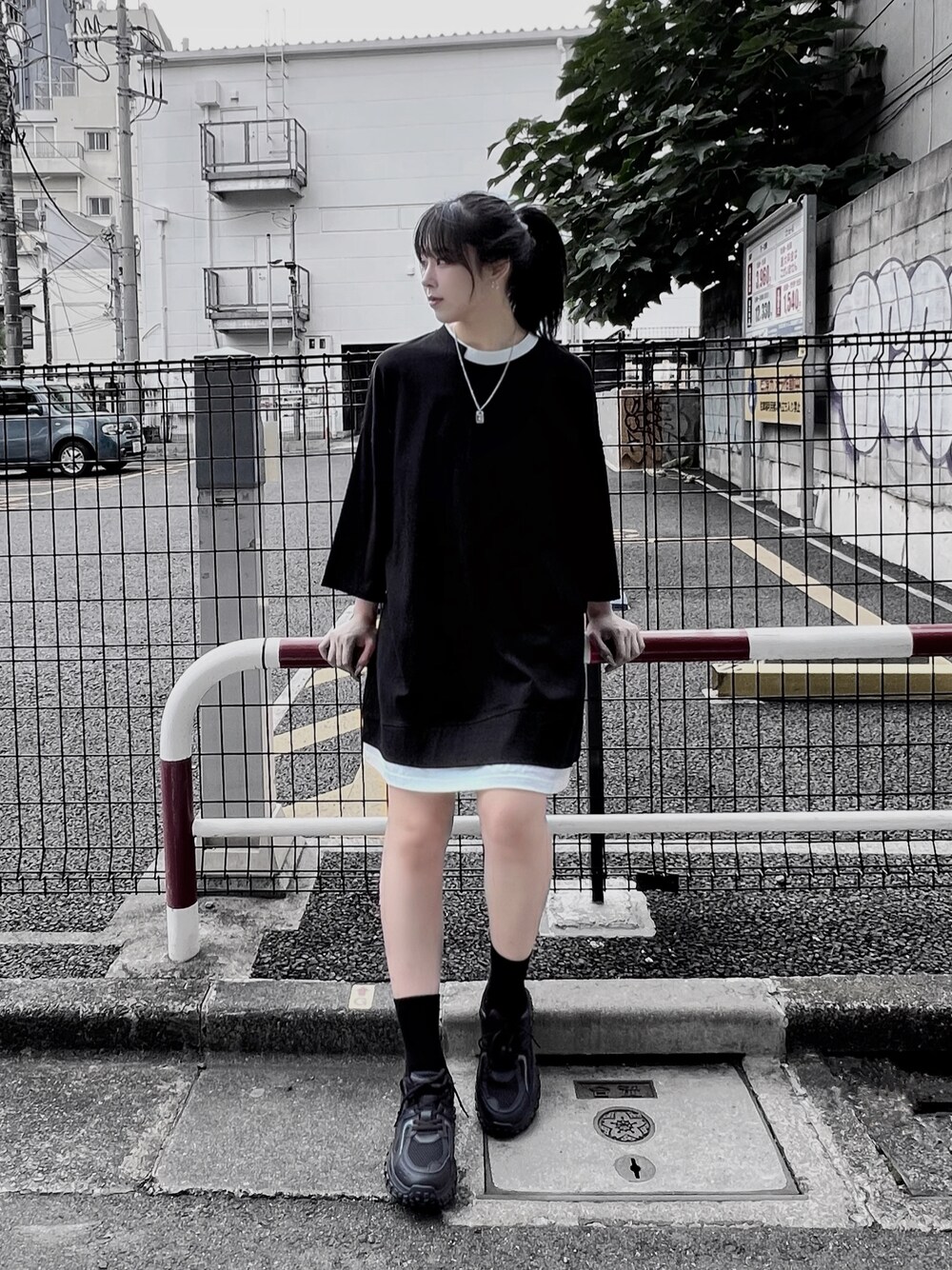 ブラック系のスニーカー、ブラック系のTシャツ/カットソー、シルバー系のネックレスを着用したレディースの夏コーディネートの1枚目の写真