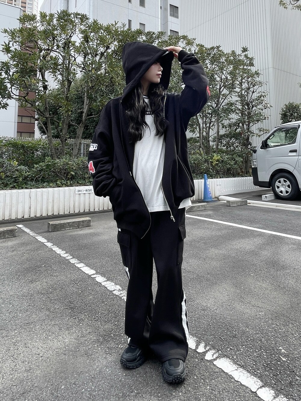 ホワイト系のTシャツ/カットソー、ブラック系のカーゴパンツ、ブラック系のスニーカーを着用したレディースの冬コーディネートの1枚目の写真