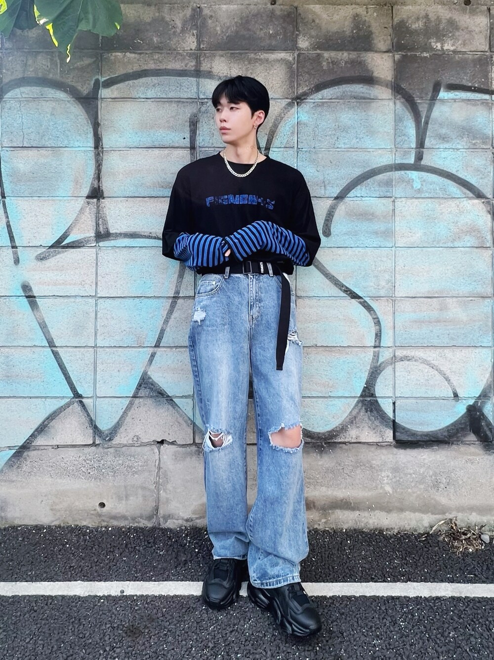 ブルー系のデニムパンツ、ブルー系のTシャツ/カットソー、ブラック系のスニーカーを着用したメンズの秋コーディネートの1枚目の写真