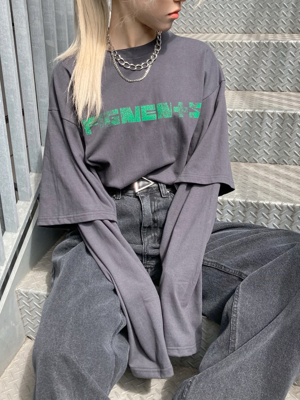 ブラック系のTシャツ/カットソー、ブラック系のデニムパンツ、シルバー系のネックレスを着用したレディースの春コーディネートの1枚目の写真