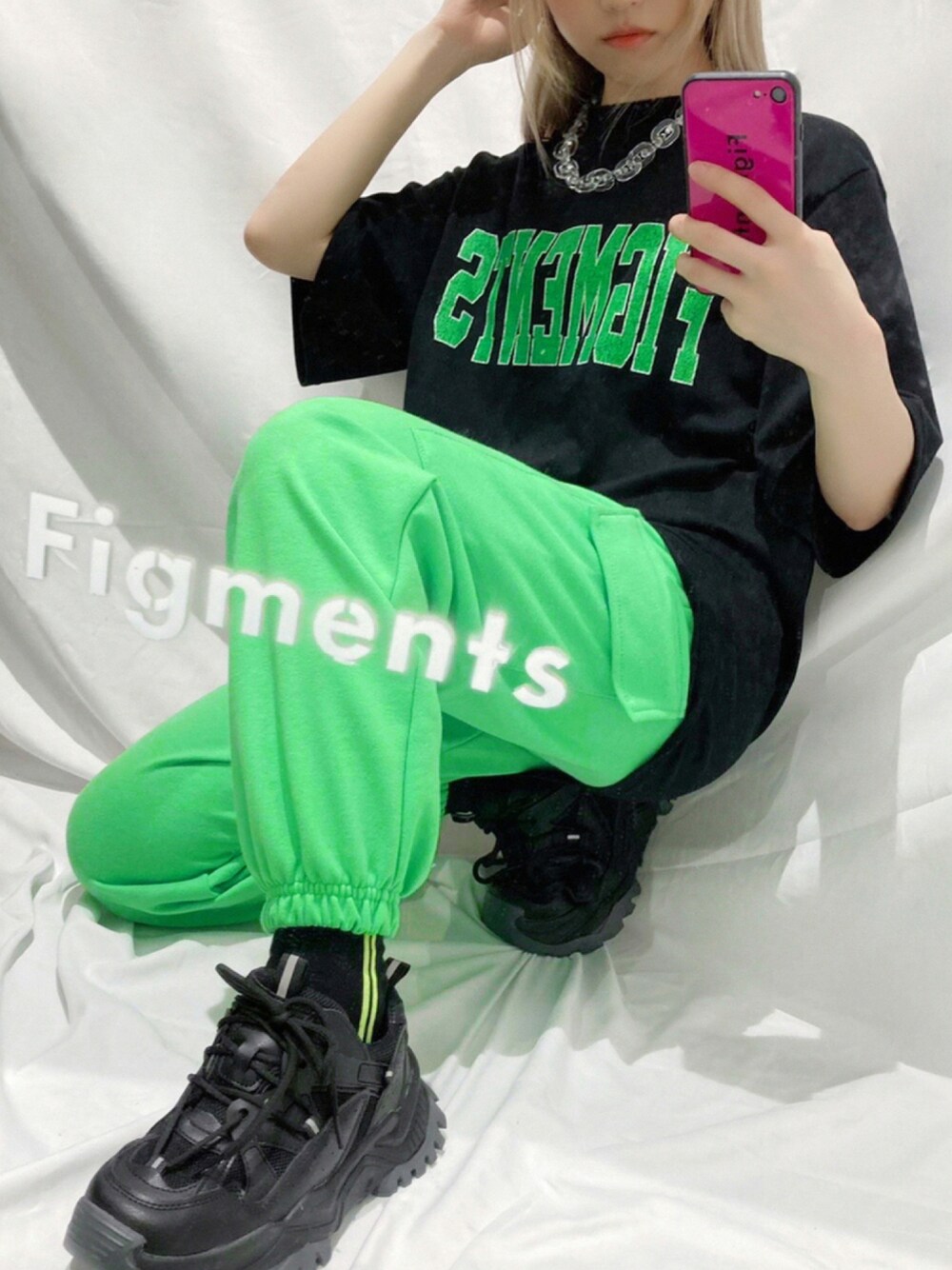 ブラック系のTシャツ/カットソー、グリーン系のその他パンツ、ブラック系のスニーカーを着用したレディースの夏コーディネートの1枚目の写真