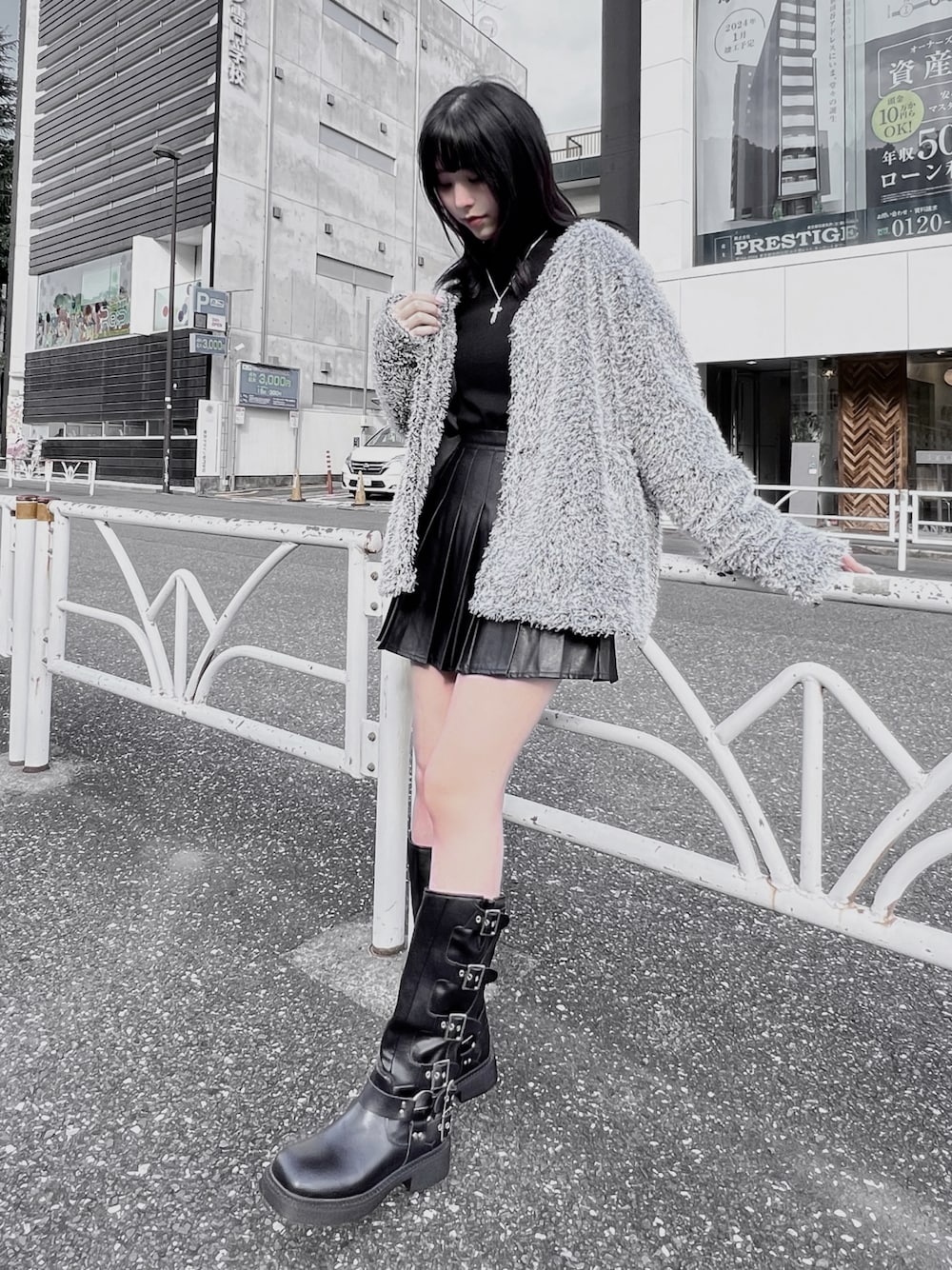 ブラック系のTシャツ/カットソー、ブラック系のスカート、グレー系のカーディガン/ボレロを着用したレディースの秋コーディネートの1枚目の写真