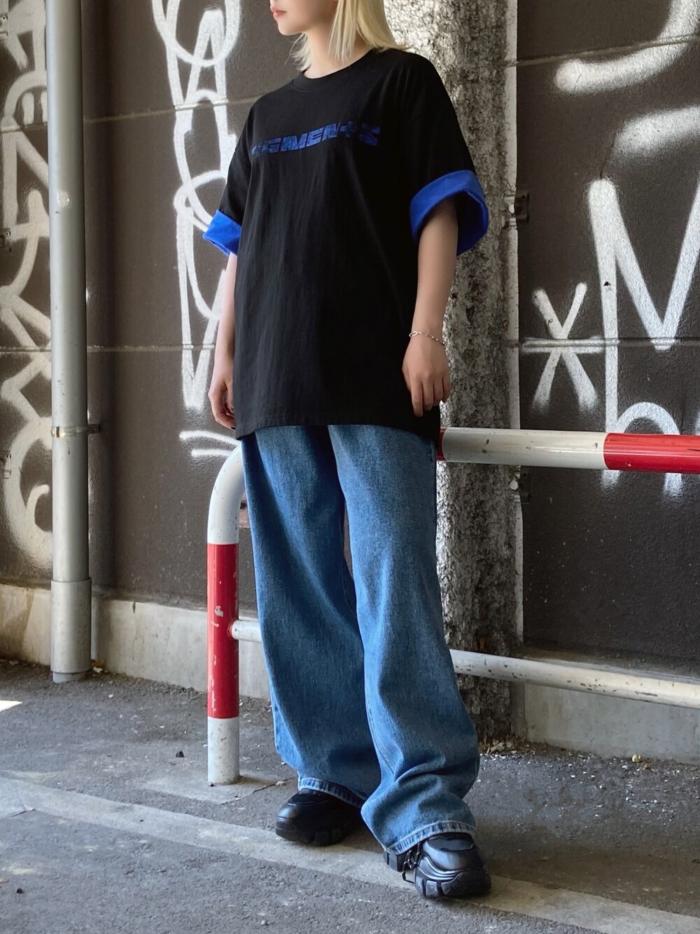 ブルー系のTシャツ/カットソー、ブルー系のデニムパンツ、ブラック系のスニーカーを着用したレディースの夏コーディネートの1枚目の写真