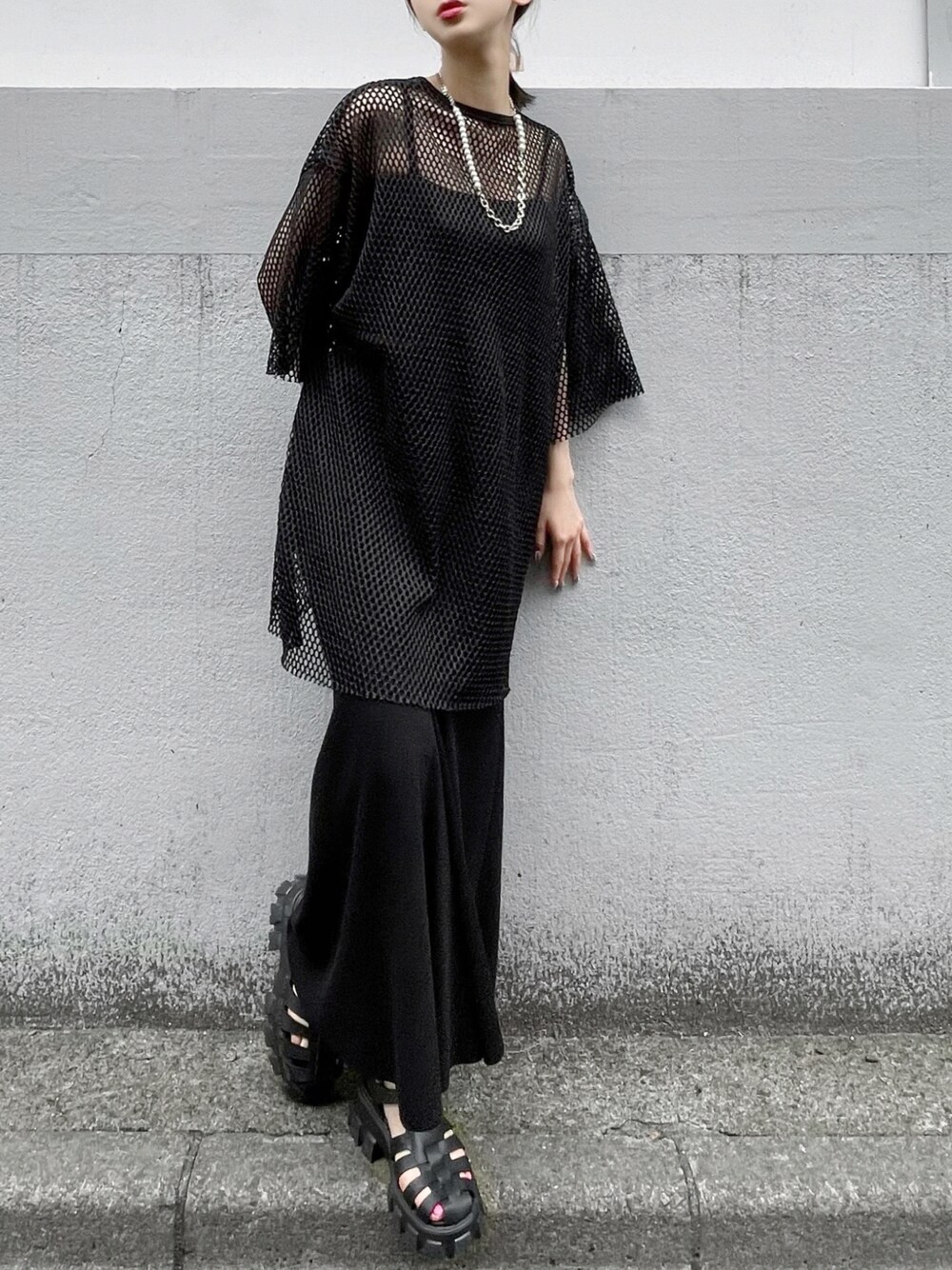 ブラック系のTシャツ/カットソー、ブラック系のキャミソール、ブラック系のスカートを着用したレディースの夏コーディネートの1枚目の写真