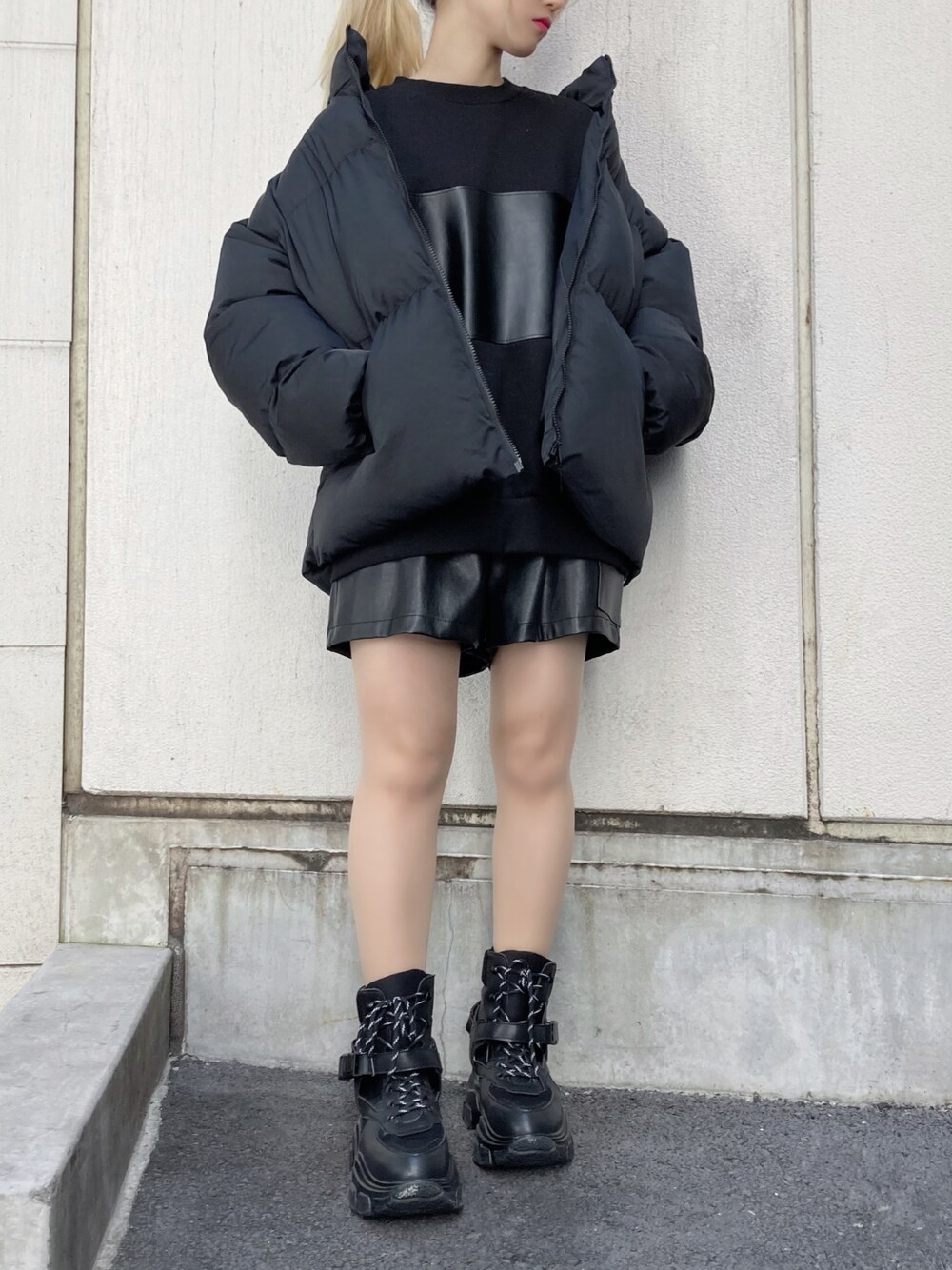 ブラック系のスウェット、ブラック系のその他パンツ、ブラック系のその他シューズを着用したレディースの冬コーディネートの1枚目の写真