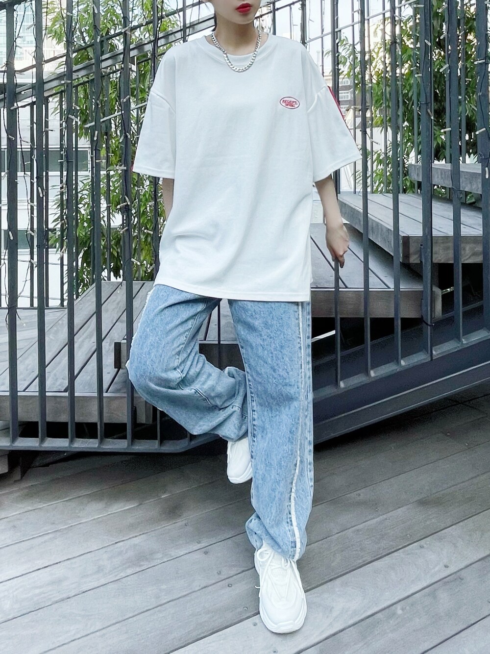 ホワイト系のスニーカー、ホワイト系のTシャツ/カットソー、ブルー系のデニムパンツを着用したレディースの夏コーディネートの1枚目の写真