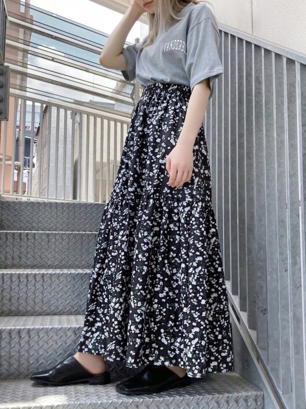 ブラック系のサンダル、グレー系のTシャツ/カットソー、ブラック系のスカートを着用したレディースの夏コーディネートの1枚目の写真